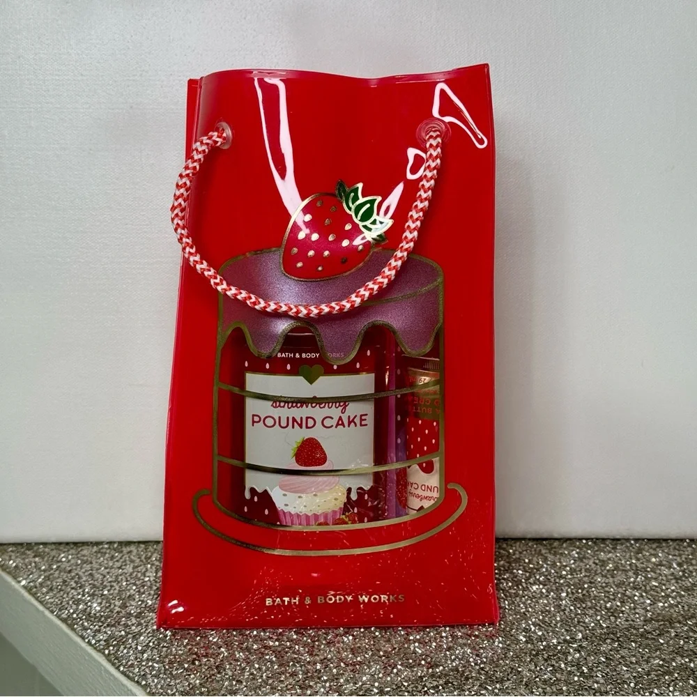 Bath and Body Works Strawberry Pound Cake 4 Piece Gift Set with Gift Bag NWT
